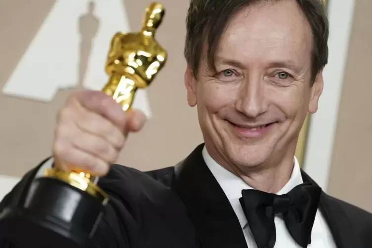 Komponist Volker Bertelmann mit dem Oscar f&uuml;r die beste Filmmusik 