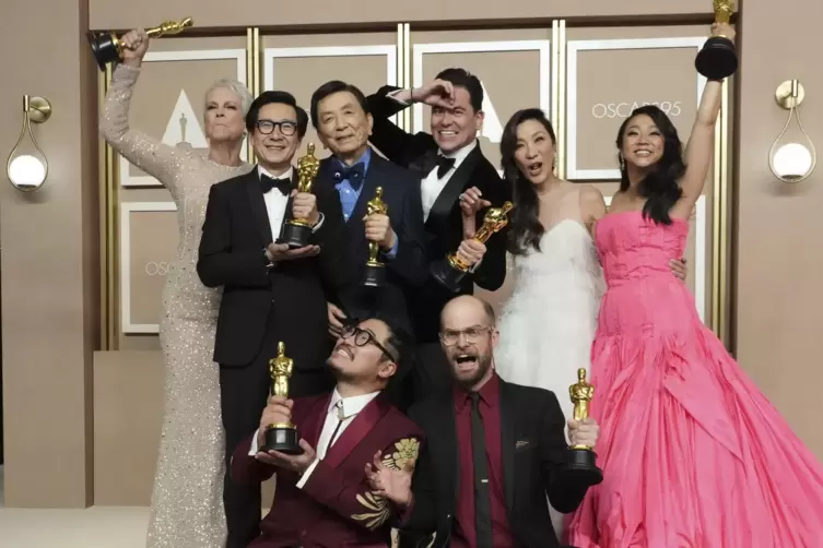 Der Oscar f&uuml;r den besten Film ging an &bdquo;Everything Everywhere All at Once&ldquo;: hinten von links Jamie Lee Curtis, Ke Huy Quan, James
