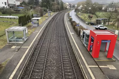 In Münchweiler stehen am Bahnhaltepunkt zwei neue Wartehäuschen. Jetzt fehlen nur noch die dazugehörigen Fahrgäste.