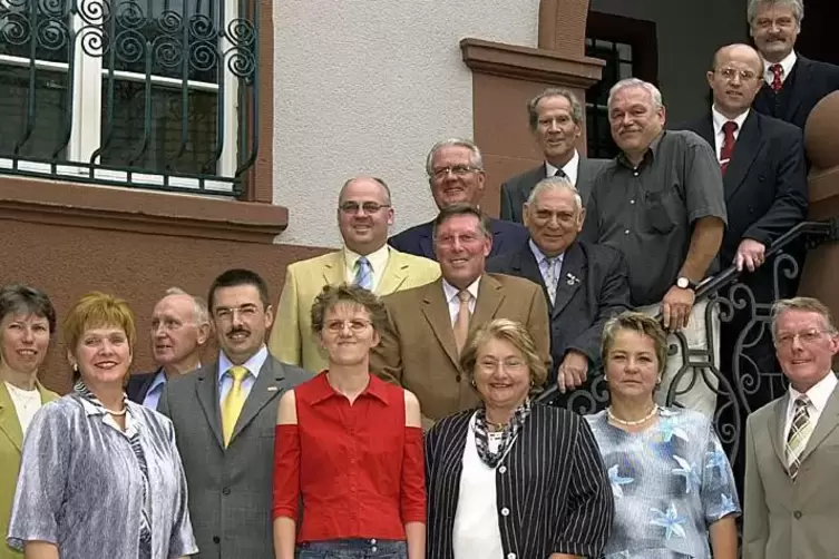 Scheuermann umgeben von Ortsbeir&auml;ten.
