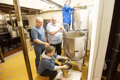 Ein Teil des Sickingen-Brau-Teams bei der Arbeit im Braukeller: Thomas Claren, Stefan Rossel, Axel Nicolay und Julia Molitor (vo