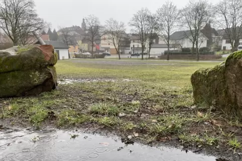 Der Dorfplatz (Bildmitte) im Regen. Dann ist es dort so matschig, dass man besser Stiefel anzieht.