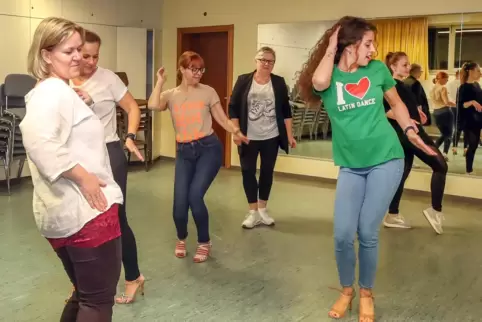 Die neue Tanzgruppe des ASV Waldsee übt mit Trainerin Jesica Gomez Fernandez (grünes Shirt).