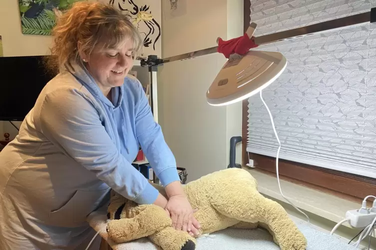 Tiertherapeutin Elke Zorn demonstriert Hilfsgriffe an einem ihrer Plüsch-Patienten. 