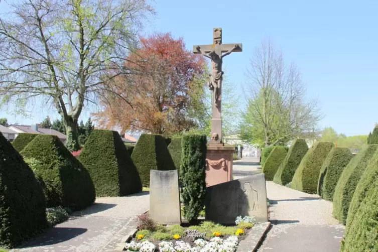 Das Grab von Pfarrer Feldbausch in Rheinzabern. 