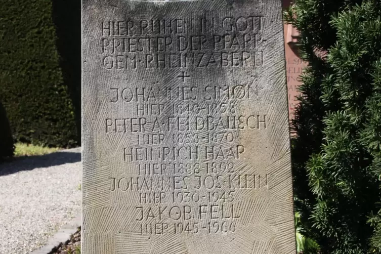 Der Grabstein von Pfarrer Peter Anton Feldbausch.
