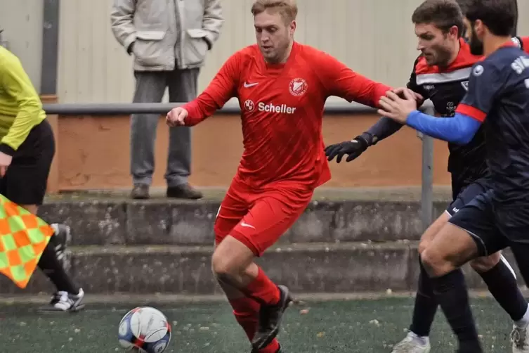 Seebachs Spielertrainer Georg Ester (links) war mit dem 1:1 gegen den BSC Oppau nicht glücklich. 