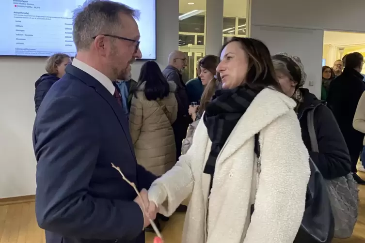 Simone R&uuml;hl-Pfeiffer gratuliert dem Gewinner.
