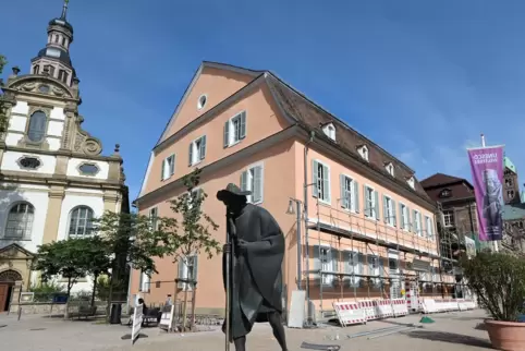 Seit 2021 rötlich statt zuvor blau: Hohenfeldsches Haus von 1700 am Geschirrplätzel, zwischen Dreifaltigkeitskirche und Dom gele