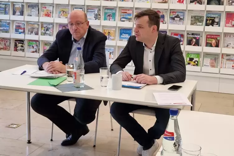 Heinrich Jöckel (links, CDU) und David Guthier (SPD) bei der Pressekonferenz in der Stadtbibliothek. Jöckel vertrat CDU-Fraktion