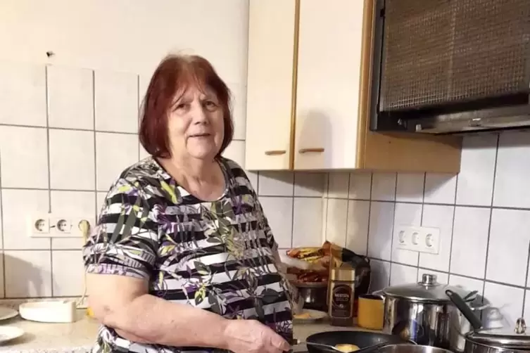 Leonida Ternova an ihrem neuen K&uuml;chenherd, den sie dank eines Aufrufs in der ukrainischen Facebook-Gruppe gefunden hat. 