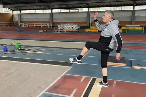 Lothar Fischer beim Weit- und Dreisprungtraining in der Leichtathletikhalle in Ludwigshafen.