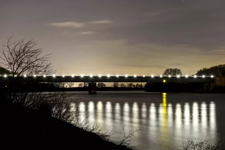 Über die Theodor-Heuss-Brücke geht es am Wochenende nur in Richtung Mannheim. 