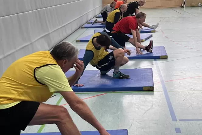 Die Männer spielen nicht nur Basket-, Fuß- oder Handball, sondern dehnen und kräftigen regelmäßig ihre Muskulatur.