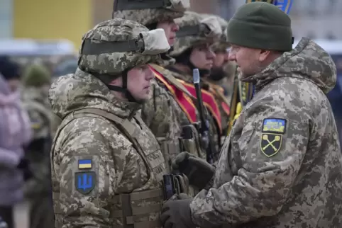 Walerij Saluschnyj sucht immer wieder den Kontakt zu den „einfachen“ Soldaten.