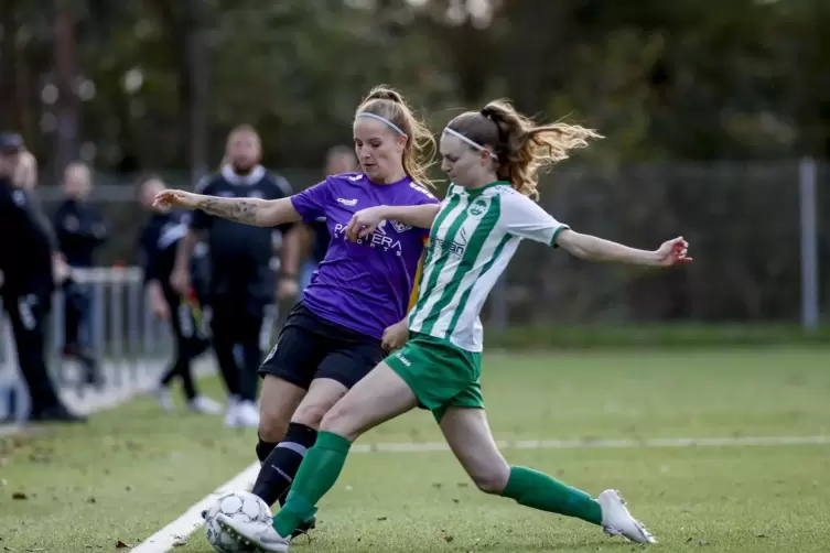 Laura König (hier in Lila im Duell mit Katrin Böshar vom SV Kottweiler-Schwanden) erzielte gegen Heltersberg das 3:0 und bereite