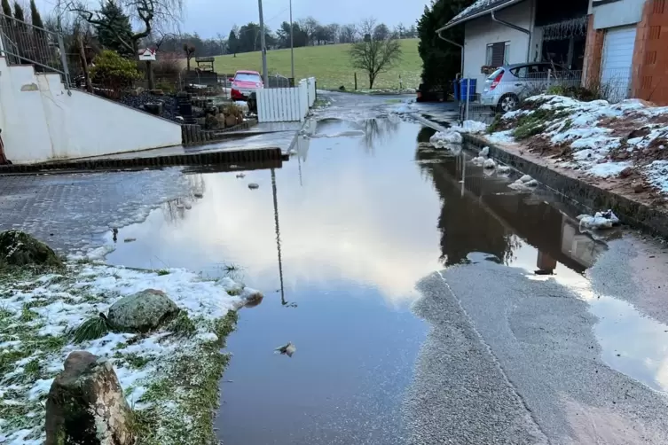 Die Bornfeldstraße muss entwässert werden. Unsere Aufnahme verdeutlicht, warum. Sie ist entstanden, als der Schnee schmolz und s