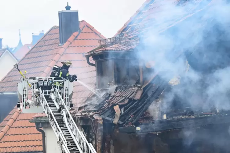 Wohnhaus in Stuttgart nach Explosion eingestürzt