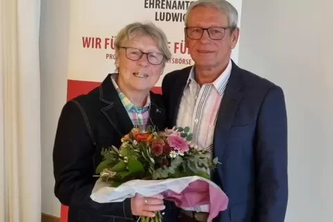 Blumen für die Dame: Sportabzeichenbeauftragte Ulla Walter-Thiedig und Vehra-Vorsitzender Juergen Hundemer.