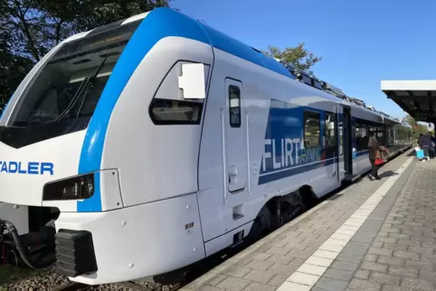 Ein Prototyp des Stadler-Akkuzugs fuhr im vergagenen Jahr auf der S-Bahn-Strecke Saarbrücken-Kaiserslautern. 
