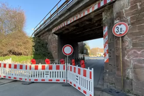 Die gesperrte Bahnbrücke in Freinsheim.
