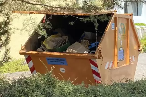 Die großen orangefarbenen Container lassen sich teils schwer schließen und kommen in Wohngebieten wenig ästhetisch daher.