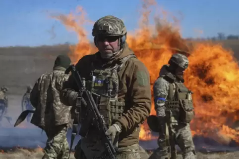 Saporischja, Ukraine: Soldaten einer Territorialverteidigungsbrigade bei einer militärischen Übung.