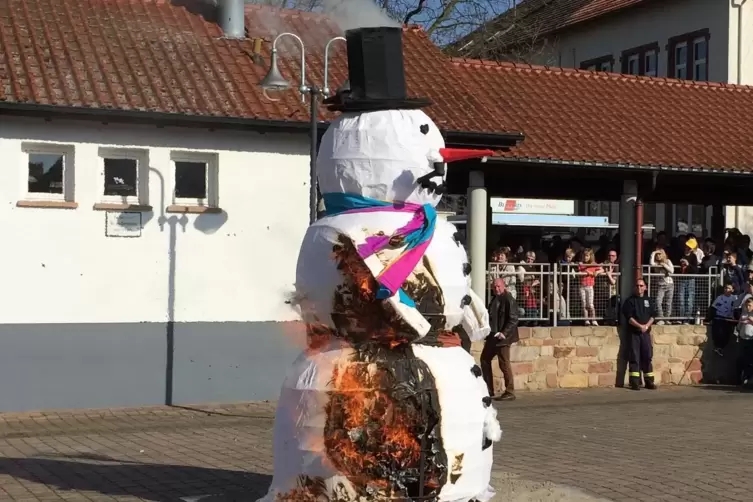 Einer der Höhepunkte des Lätarefests: die Verbrennung des Winters, der in Form eines Schneemanns dargestellt wird. 
