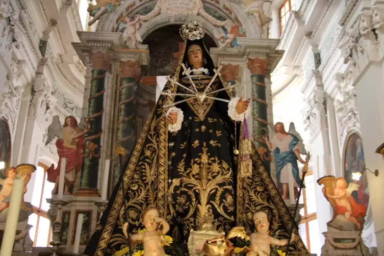 Steht in der Kirche San Giovanni und wird bei der Freitagsprozession mitgeführt: Statue der Jungfrau der sieben Leiden.