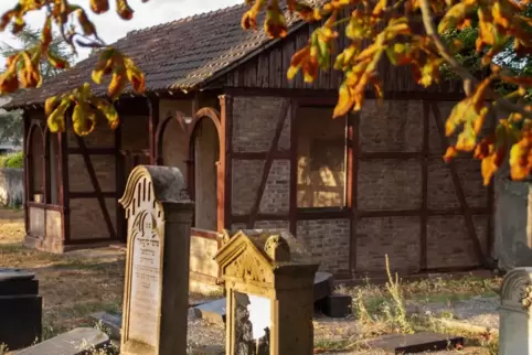 Besonderer Ort mit interessanter Geschichte: Der älteste der 1000 Steine auf dem Wachenheimer Friedhof stammt aus dem Jahr 1724.