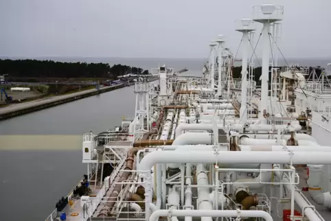 Blick auf das Verarbeitungsschiff „Neptune“ im Industriehafen von Lubmin. Es ist das zweite deutsche LNG-Terminal, das in Betrie