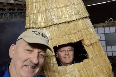 Peter Lucas (links) und Walter Metzler haben zusammen den „Winter“ gefertigt