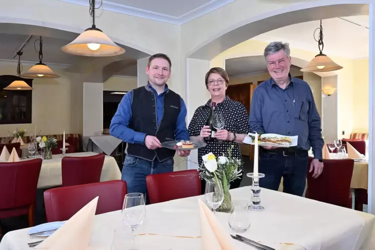 Dominik Grünwedel mit Birgit und Kurt-Günter Wilhelm im Gastraum des Hotel-Restaurants.