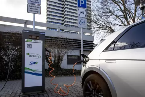 Während des Ladens sollen E-Autos drei Stunden kostenlos parken dürfen, schlägt die Stadt vor.