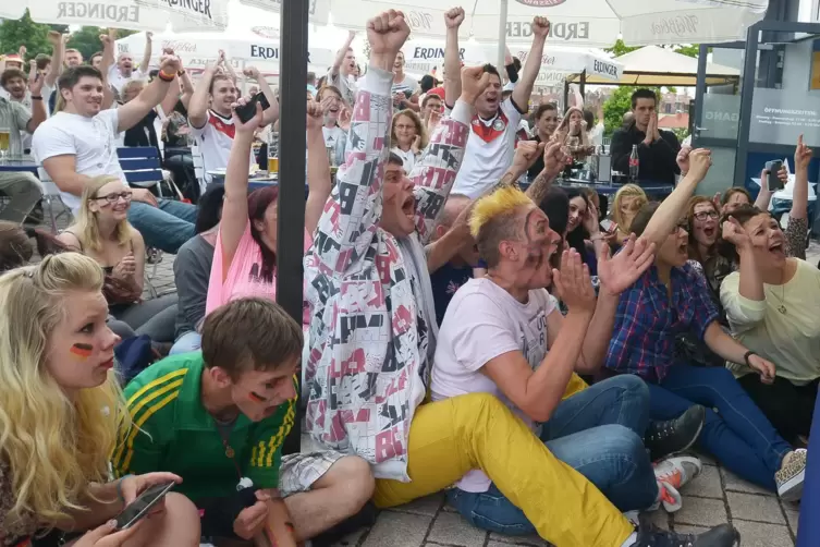 Freude pur in der Sportsbar: Fußballfreunde fieberten dort 2014 mit bei der WM, die für Deutschland mit dem Titelgewinn endete. 