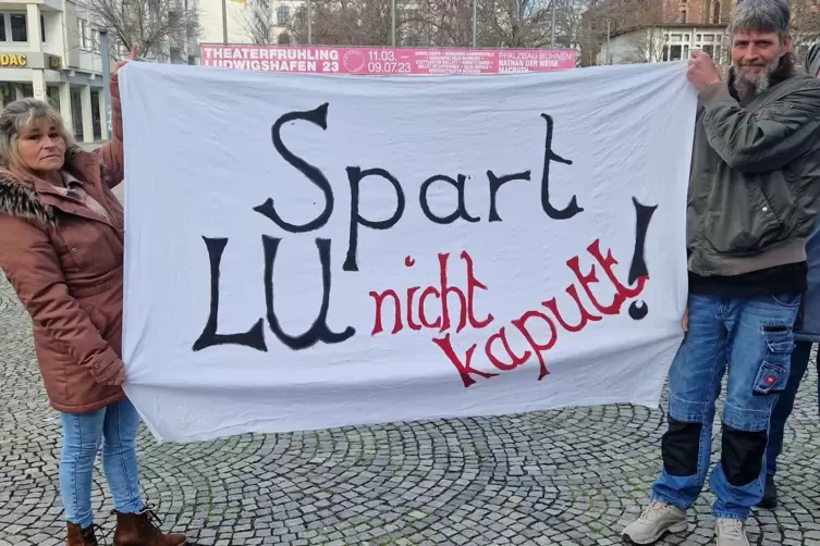 Vor dem Pfalzbau protestierten zu Sitzungsbeginn etwa 30 Personen gegen den ursprünglich geplanten Kahlschlag im Sozialbereich. 