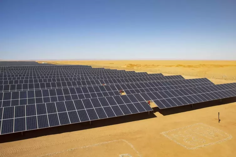Riesige Solarparks produzieren Strom auch für die Herstellung von grünem Wasserstoff. 