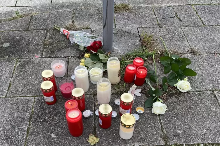 An der Stelle, an der am 18. Oktober einer der beiden Männer getötet wurde, legten Passanten Blumen und Kerzen nieder. 
