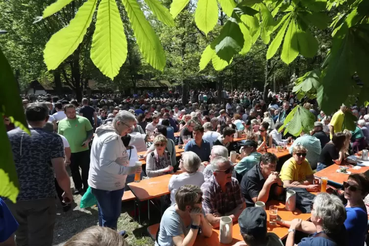 Bei schönem Wetter sind beim Handkeesfescht die Bänke voll belegt.