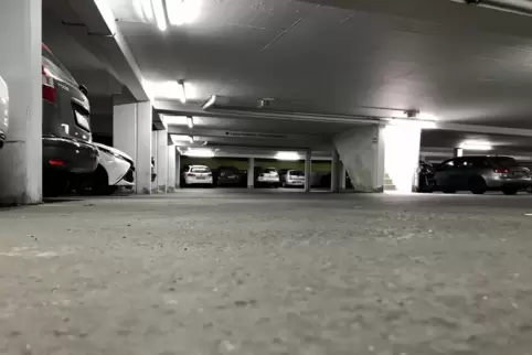 In einer Tiefgarage kann es für Senioren, noch dazu mit Behinderung, schwierig werden, wenn das Licht zu schnell ausgeht. 