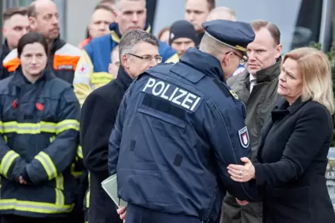 Innenministerin Nancy Faeser besuchte den Tatort und sprach mit Polizisten und Rettungskräften.
