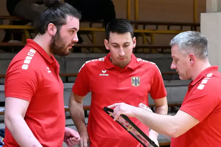 2022 war das Nationalteam mit den Trainern Jonas Suchalla (links), Jan Willner (Mitte)und Alexander Zimpelmann in der Pfalzhalle