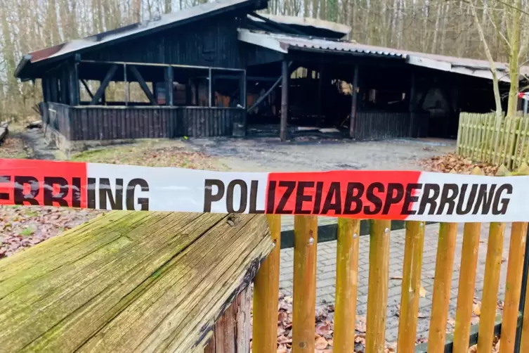 „Totalschaden“: Die Reste der ausgebrannten Hütte werden abgerissen. 