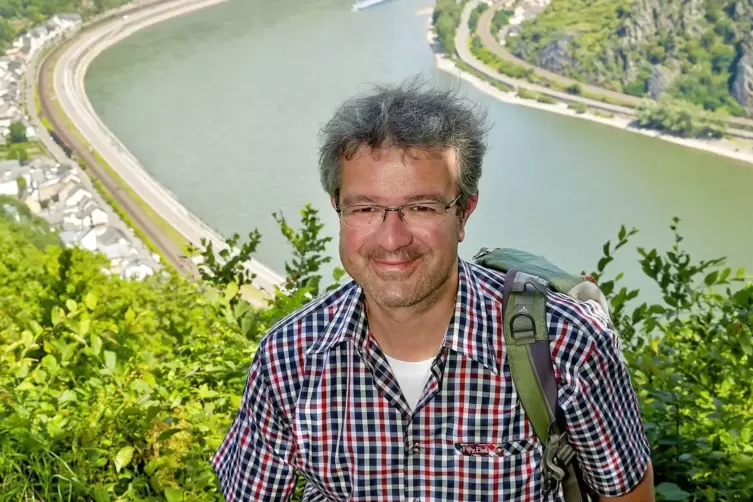 Manuel Andrack unterwegs – hier zwar nicht im Pfälzerwald, aber immerhin in Rheinland-Pfalz bei Hirzenach. 