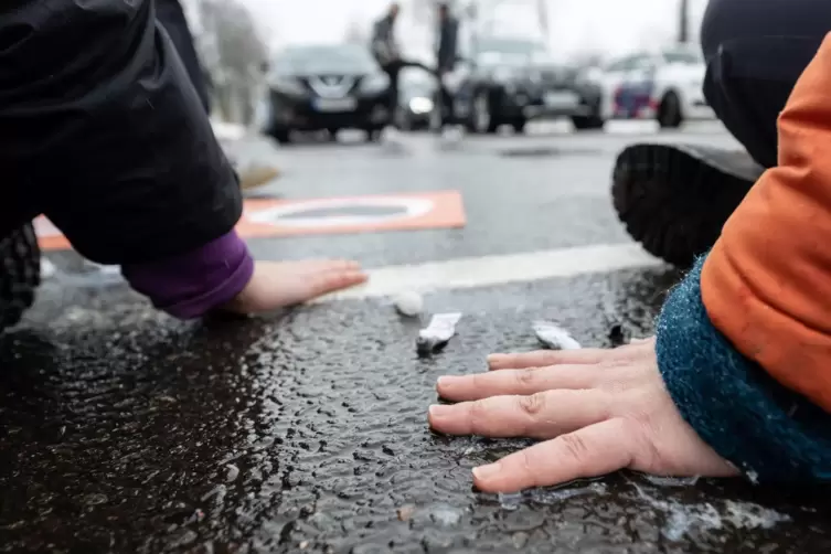 Klebriger Protest: Angehörige der „Letzten Generation“ haben sich in Leipzig auf einer Straße festgeklebt.