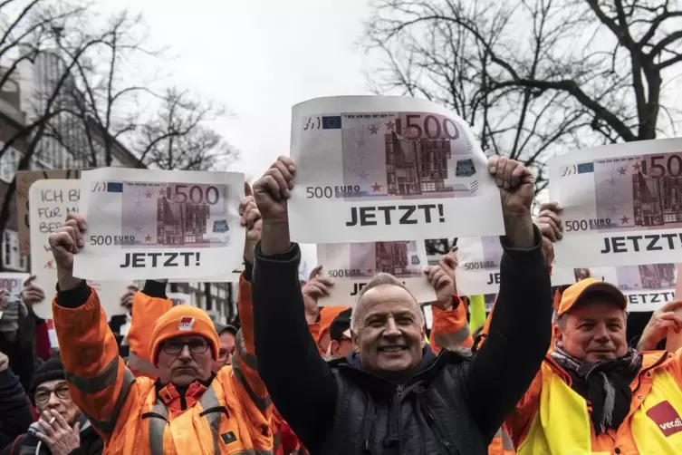 Mindestens 500 Euro mehr pro Monat für jeden Beschäftigten fordern die Gewerkschaften im öffentlichen Dienst.