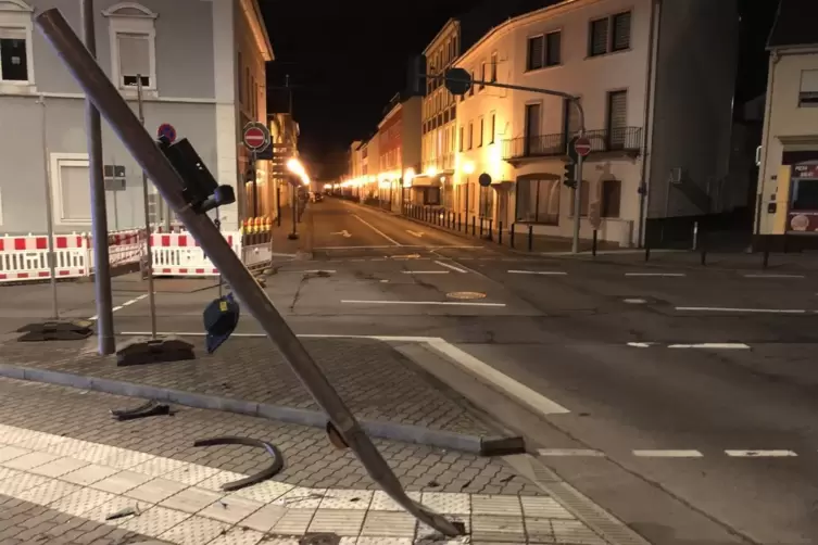 Die Fußgängerampel an der Kreuzung Fruchtmarktstraße/Kaiserstraße wurde vollständig zerstört.