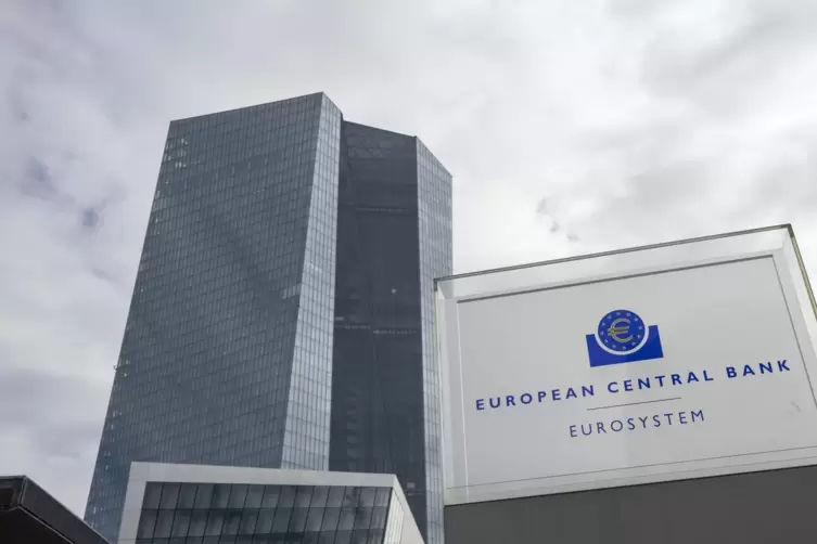 Die Europäische Zentralbank (EZB) in Frankfurt erhöht die Leitzinsen, um die hohe Inflation zu drücken. 