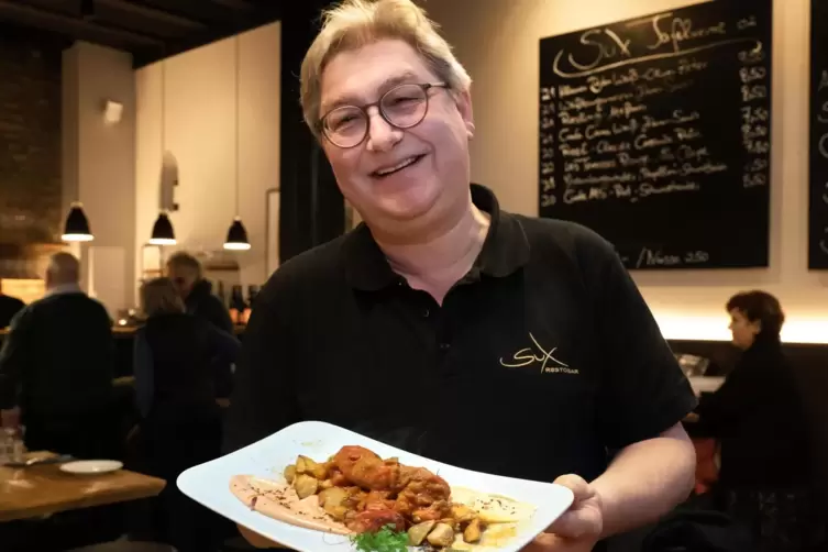 Mit der Currywurst als Lieblingsgericht von seiner eigenen Speisekarte: Philipp Rumpf.
