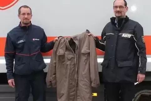 Ausgemustert: Franz Werner (links, Malteser Hilfsdienst Saarlouis) und Bert Weber von der JVA Frankenthal mit einem der Parkas, 